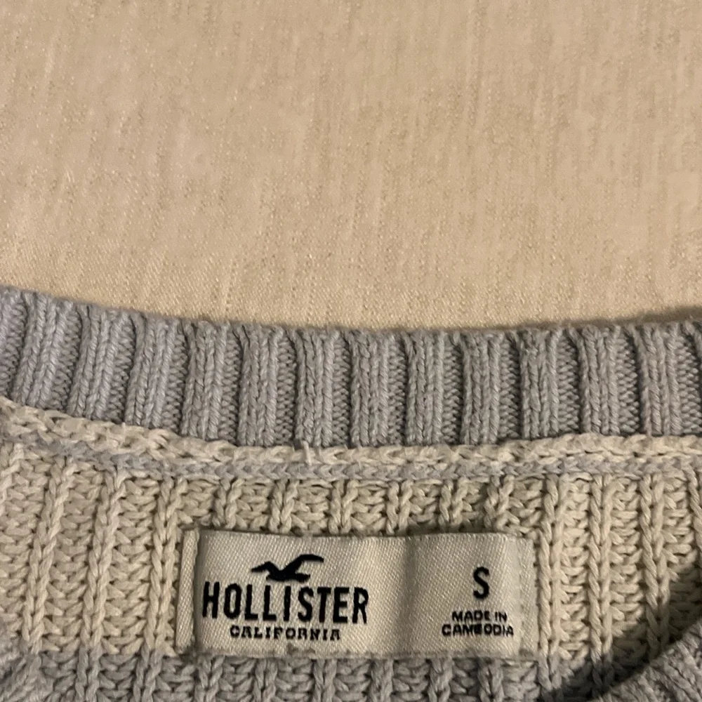 White and blue striped Hollister sweater - Picture 8 of 8